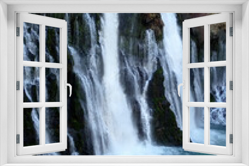 Fototapeta Naklejka Na Ścianę Okno 3D - Burney Falls in California