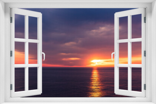 Fototapeta Naklejka Na Ścianę Okno 3D - Beautiful sunset sky over the calm ocean.