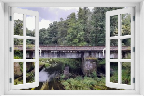 Fototapeta Naklejka Na Ścianę Okno 3D - Puente del ferrocarril sobre el río Ladra, Galicia
