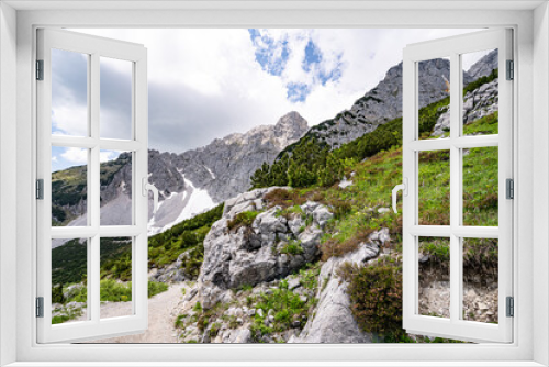 Fototapeta Naklejka Na Ścianę Okno 3D - Felsen mit spärlichem Bewuchs hoch im Wilden Kaiser Gebirge in Tirol.