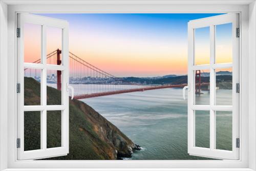 Fototapeta Naklejka Na Ścianę Okno 3D - Golden Gate Bridge During Sunset