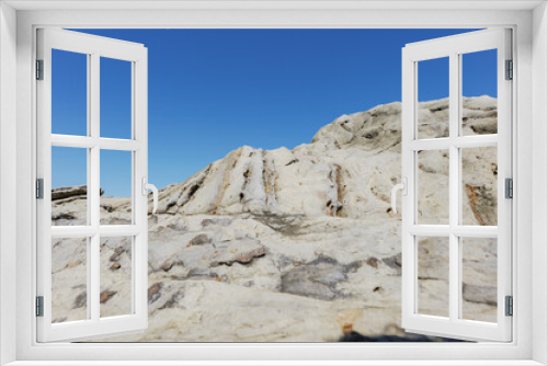 Fototapeta Naklejka Na Ścianę Okno 3D - 青空と海辺の白い岩
