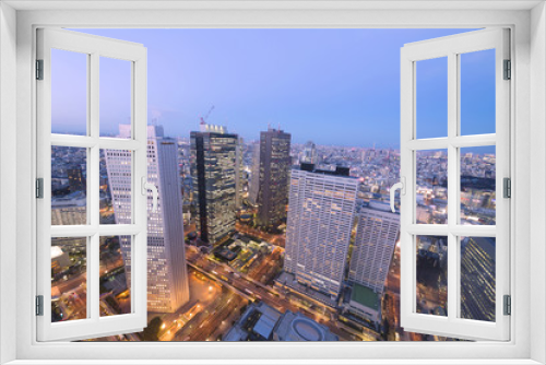 Fototapeta Naklejka Na Ścianę Okno 3D - ［東京都市風景］超広角で望む　トワイライトの摩天楼新宿高層ビル街と東京全景　東京スカイツリーも望む