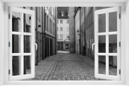 Fototapeta Naklejka Na Ścianę Okno 3D - Narrow street (Black%White )