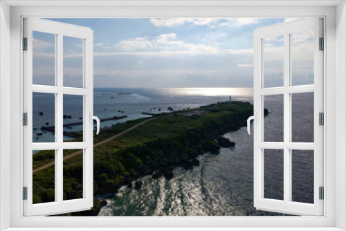 Fototapeta Naklejka Na Ścianę Okno 3D - ドローンで空撮した東平安名崎の灯台の風景