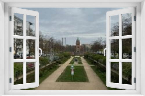 Fototapeta Naklejka Na Ścianę Okno 3D - view of a beautiful city park on a spring day