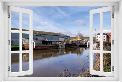Fototapeta Naklejka Na Ścianę Okno 3D - Along The Exeter Canal
