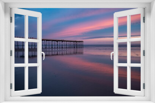 Fototapeta Naklejka Na Ścianę Okno 3D - Beautiful scenery of the Saltburn beach's pier at sunrise