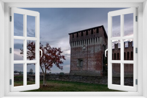Fototapeta Naklejka Na Ścianę Okno 3D - Beautiful shot of the historic Soncino's Castle and grounds at sunset in Italy