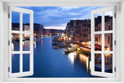 Fototapeta Naklejka Na Ścianę Okno 3D - View from Rialto bridge of Venice by night.