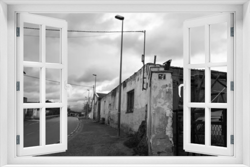 Fototapeta Naklejka Na Ścianę Okno 3D - Calle de pueblo día nublado