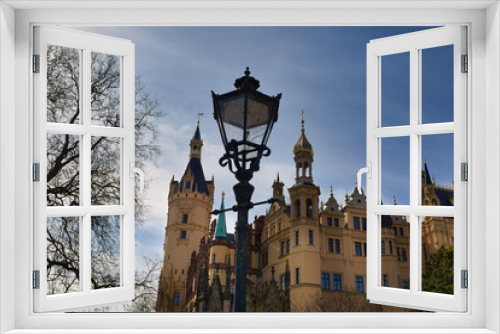 Fototapeta Naklejka Na Ścianę Okno 3D - Historische Laterne vor dem Schloss Schwerin, Mecklenburg Vorpommern, Deutschland