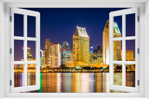 Fototapeta Naklejka Na Ścianę Okno 3D - The San Diego skyline at night, seen from Centennial Park, in Co