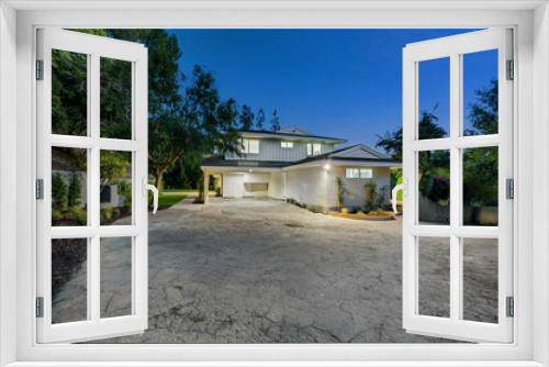 Fototapeta Naklejka Na Ścianę Okno 3D - Remodeled Los Angeles home with a vacant concrete driveway
