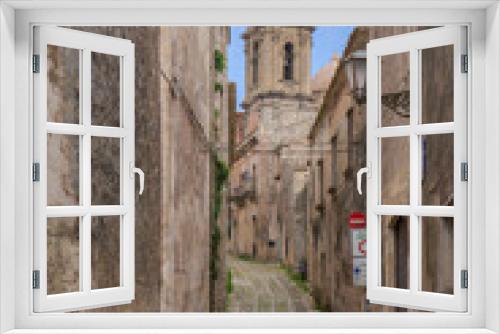 Fototapeta Naklejka Na Ścianę Okno 3D - Centro storico di Erice, in provincia di Trapani. Piccola strada acciottolata ed edifici residenziali in pietra. Sicilia, Italia.