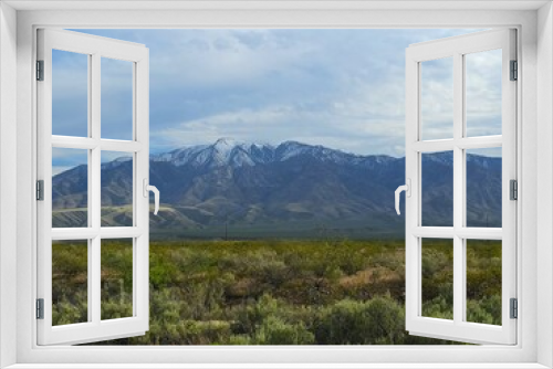 Fototapeta Naklejka Na Ścianę Okno 3D - Snow tipped Arizona mountains in a rural valley wilderness