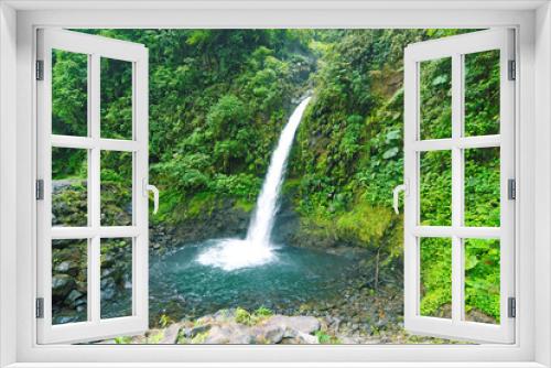 Fototapeta Naklejka Na Ścianę Okno 3D - Wodospad w Kostaryce - malownicza okolica lasów deszczowych i piękne wodospady z krystalicznie czystą wodą