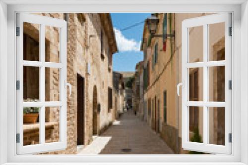 Fototapeta Naklejka Na Ścianę Okno 3D - Kleine Gasse in der Altstadt von Alcudia (Mallorca)
