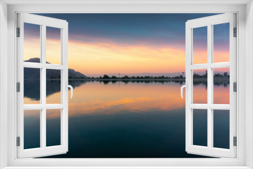 Fototapeta Naklejka Na Ścianę Okno 3D - A beautiful sunset on the shore at lake Cahuilla, California.