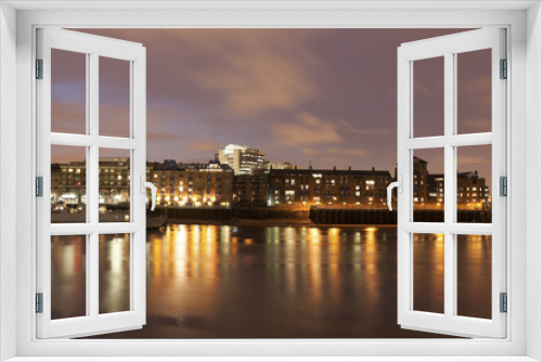 Fototapeta Naklejka Na Ścianę Okno 3D - Architecture along Thames River in London