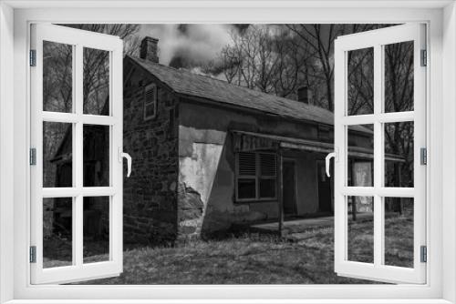 Fototapeta Naklejka Na Ścianę Okno 3D - Abandoned house in the Delaware Water Gap  National Recreation Area in black and white