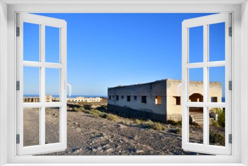 Fototapeta Naklejka Na Ścianę Okno 3D - CONSTRUCCIONES ABANDONADAS EN EL SUR DE LA ISLA DE TENERIFE