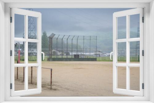 Fototapeta Naklejka Na Ścianę Okno 3D - 朝霧の中の校庭