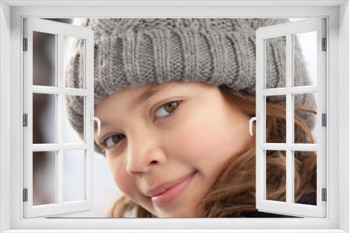 little girl  with wool hat