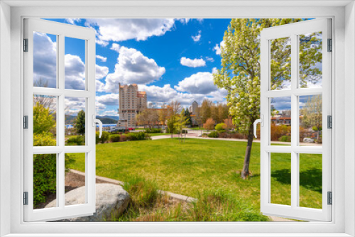 Fototapeta Naklejka Na Ścianę Okno 3D - Sunny day at the lakefront McEuen Park in downtown Coeur d'Alene, Idaho, with the lake, marina, and resort in view.