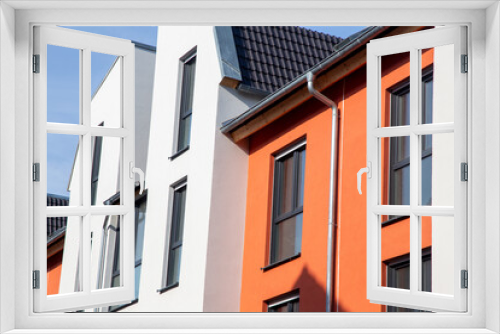 Fototapeta Naklejka Na Ścianę Okno 3D - Mehrfamilienhaus mit schönem Fassadenanstrich in Weiß und mediterranem Orangeton