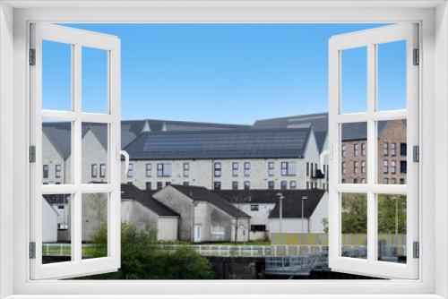 Fototapeta Naklejka Na Ścianę Okno 3D - Modern flats built next to old council houses in Govan by the River Clyde
