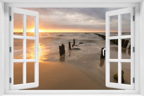 Fototapeta Naklejka Na Ścianę Okno 3D - 	zachód słońca nad morską plażą