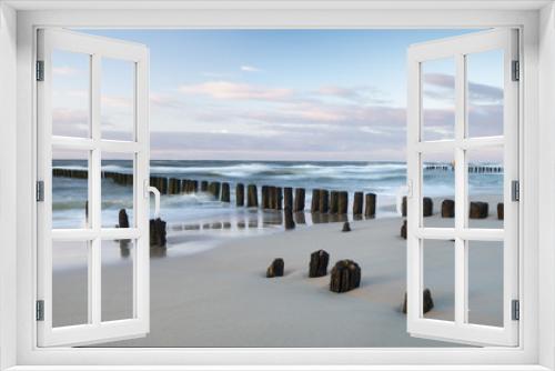 Fototapeta Naklejka Na Ścianę Okno 3D - Falochrony nad morzem