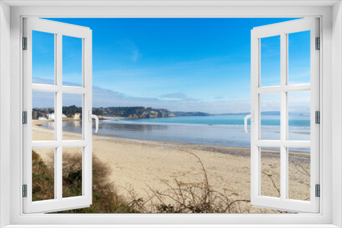 Fototapeta Naklejka Na Ścianę Okno 3D - Vue captivante sur la plage de Morgat, perle de la presqu'île de Crozon. Sable fin, eaux cristallines, et falaises majestueuses offrent un tableau enchanteur, invitant à la détente.