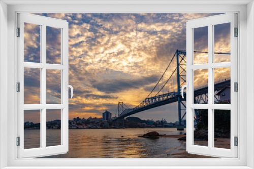 Fototapeta Naklejka Na Ścianę Okno 3D - nuvens e a ponte e o  pôr-do-sol em Florianópolis Brasil Florianopolis