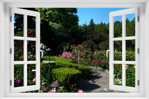 Fototapeta Naklejka Na Ścianę Okno 3D - Victoria, British Columbia, Canada Tourists at Butchart Gardens Sunken Garden