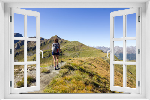 Fototapeta Naklejka Na Ścianę Okno 3D - Ragazza fa trekking in montagna