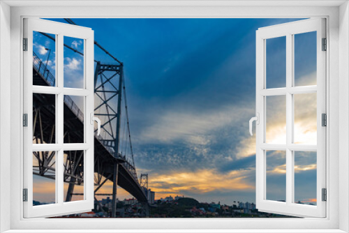 Fototapeta Naklejka Na Ścianę Okno 3D - nuvens escuras  e o pôr-do-sol ponte Hercílio luz de Florianopolis Santa Catarina Brasil Florianópolis