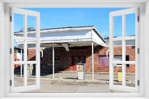 Fototapeta Naklejka Na Ścianę Okno 3D - Abandoned gas and service station