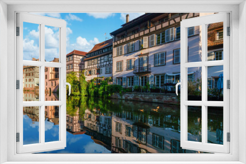 Fototapeta Naklejka Na Ścianę Okno 3D - Le Petite France, the most picturesque district of old Strasbourg. Half-timbered houses with reflection in waters of the Ill channels.