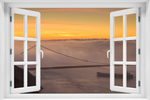 Fototapeta Naklejka Na Ścianę Okno 3D - Low fog at Golden Gate Bridge San Francisco