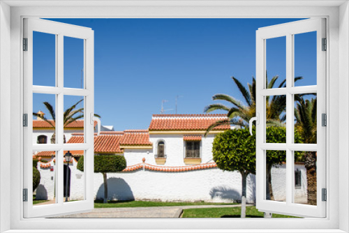 Fototapeta Naklejka Na Ścianę Okno 3D - Spanisches Wohngebäude mit Palmen in Andalusien