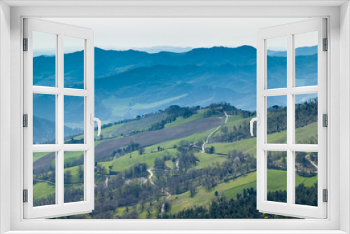 Fototapeta Naklejka Na Ścianę Okno 3D - Green farmland on rolling hills