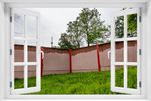 Fototapeta Naklejka Na Ścianę Okno 3D - Feuchte Lärmschutzwand