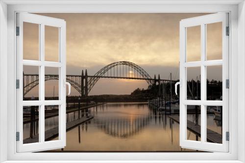 Fototapeta Naklejka Na Ścianę Okno 3D - Newport, Oregon bridge at sunset.