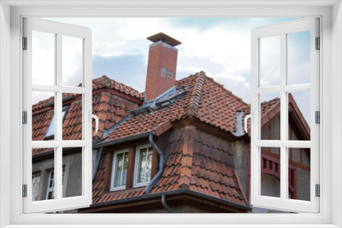 Fototapeta Naklejka Na Ścianę Okno 3D - Dach einer alten großen Villa