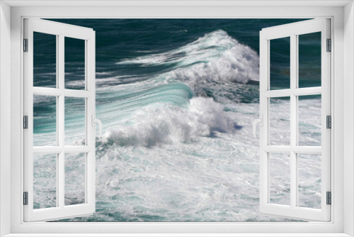 Fototapeta Naklejka Na Ścianę Okno 3D - Wellenformationen mit Gischt an der Küste mit Schaumkronen
