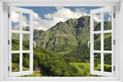Fototapeta Naklejka Na Ścianę Okno 3D - le verdi colline con sullo sfondo le montagne contornate di nuvole