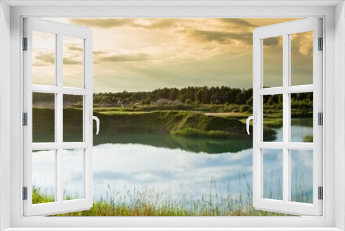 Fototapeta Naklejka Na Ścianę Okno 3D - Panorama z jeziorem w żwirowni o zachodzie słońca 