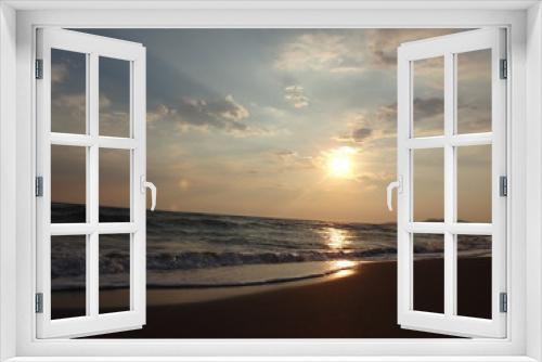 Fototapeta Naklejka Na Ścianę Okno 3D - Закат над морем и песчаным пляжем